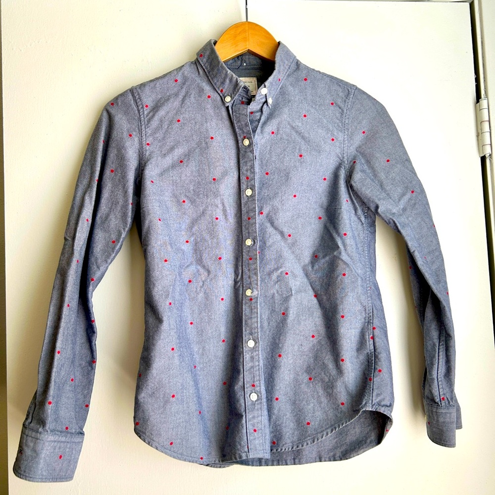 GAP‎ women’s XS button down shirt. Gray with red dots